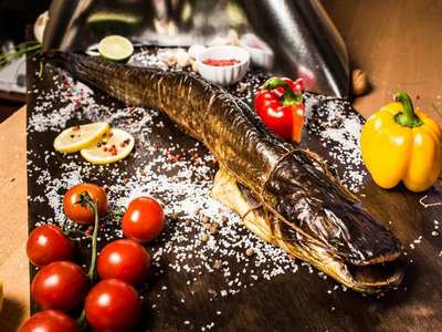 Сом горячего копчения